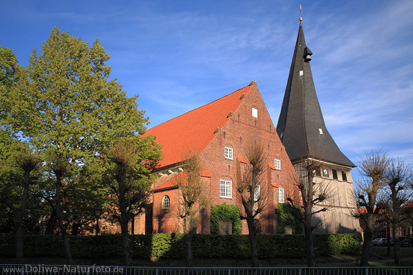 Gotteshaus St.Matthias in Jork Backsteinbau neben Holzturm