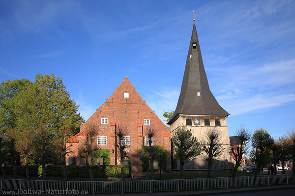 Jorkkirche Sankt Matthias Gebetshaus mit spitzem Holzturm
