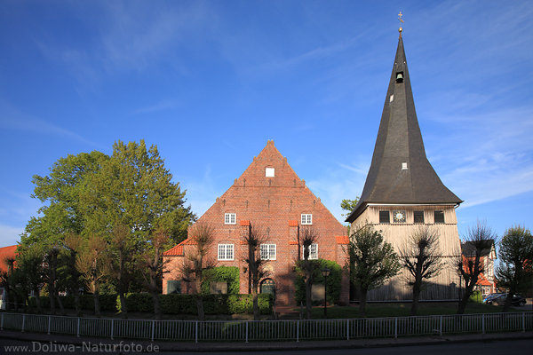 Kirche St.Matthias in Jork Altlnder Backsteinbau neben Holzturmspitze
