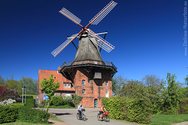 Jorkmhle Altesland Backsteinbau mit Radfahrer