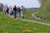 50730_ Elbdeichwege Besucher Altesland Familien Frühlingsblüte Spaziergänger