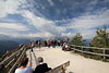 914818_Gipfelplatz Jenner Bergplattform Besucher in Wolkenhhe Blick auf Watzmann