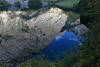 914685_Obersee Berge Felswnde Spiegelung im stillen tiefen Bergseewasser Foto, Felsen am blauen Himmel