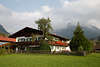 913142_ Gstehaus Vorderponholz in Ramsau Hintersee-Nhe Foto inmitten grner Wiese mit rundum Bergblick