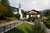 Ramsau idyllisches Bergdorfzentrum Bild Blick auf Caf Brandner & berhmte Kirche St. Sebastian