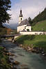 913143_Bergdorf Ramsau Kirche St. Sebastian Bild ber Ache Wasserflu Holzbrcke unter Wolken ber Alpen Berchtesgadenerland