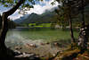 913186_Hintersee Fotos Alpensee Naturbilder in Berglandschaft um Zauberwald Bume am grnem Seewasser