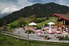 Berggasthof Schwarzeck Caf Terrasse Tische Bergpanorama am Hochschwarzeck Ski-Wandergebiet