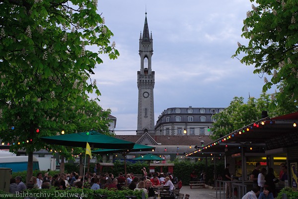 Biergarten Pavillion Besucher unter Baumblte in Konstanz Bahnhofsturm