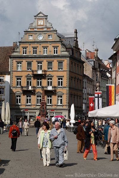 Konstanz Urlauber Senioren Image Paare in Altstadt schlendern bummeln Marktstrasse spazieren