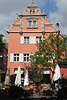 601172_ Konstanz Kneipe Biergarten und alte Architektur Hausgiebel in Altstadt