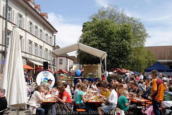 Caf St.-Johann-Gasse Gste Essen Konstanz Besucher Bnke in Sonnenschein im Freien