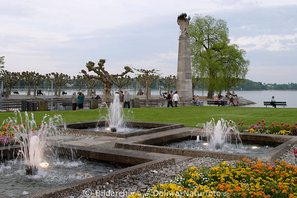 Konstanz Park am Hafen grne Flchen mit Fontnen Seeufer Promenade