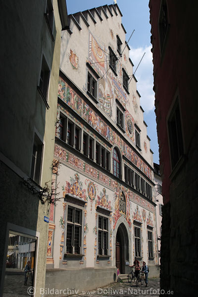 Lindau Altes Rathaus am Reichsplatz bunte Zierfresken Foto von enger Gasse der Altstadt