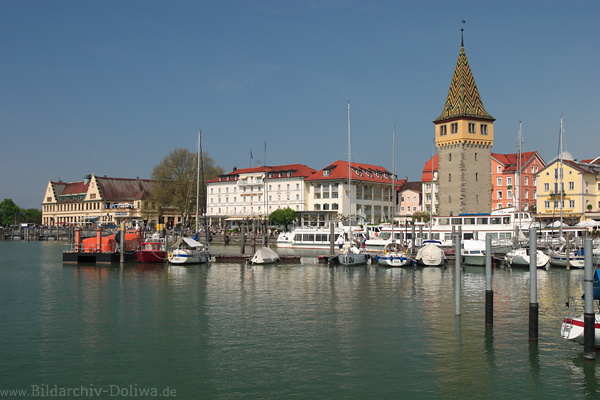 Lindau Hafenbild am Wasser Bodensee mit Mangturm vor Hotel Bayerischer Hof
