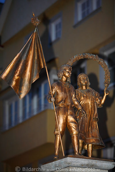Goldene Brunnenfiguren Kinder Paar Foto Kranz Flagge Brstergae Ecke Maximilianstrae
