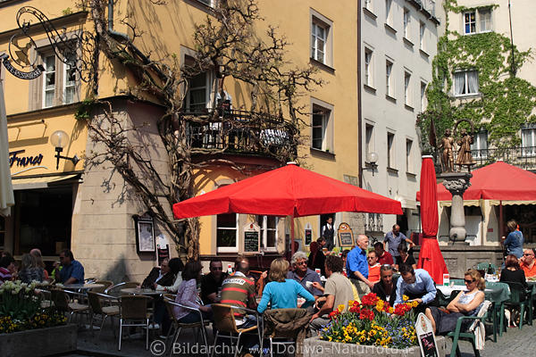 Restaurant Strassencaf Lindauer Altstadt Bild Brstergasse Touristen beim Italiener am Brunnen