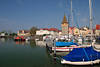 Bodensee Lindau Hafen Schiffe Leuchtturm Mangturm Segelboote vor Altstadt am Wasser