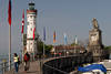 Lindau Hafentor Leuchtturm Bayerischer Löwe Wassersteg Bodensee Touristen
