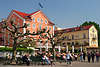 600427_ Lindauer Touristen, Cafes & Hotels in der Altstadt auf Hafenpromenade der Insel Lindau, Urlaub