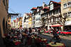 Lindauer Altstadt am Sünfzen in Maximilianstraße Foto, Menschen Flaniermeile an Fachwerkhäuser, Cafés