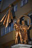 Goldene Brunnenfiguren Kinder Paar Foto mit Kranz & Flagge in Bürstergaße Ecke Maximilianstraße