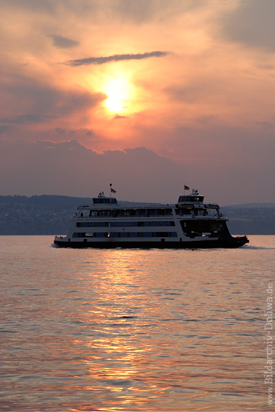 Bodensee Wasser Schiff-Fhre Sonnenuntergang Stimmungsbild hinter Wolken