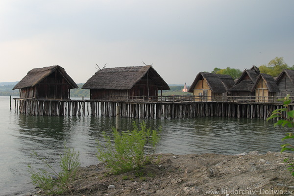 Stelzenbau urige Pfahlhtten in Wasser Bodensee Freilichtmuseum Unteruhldingen