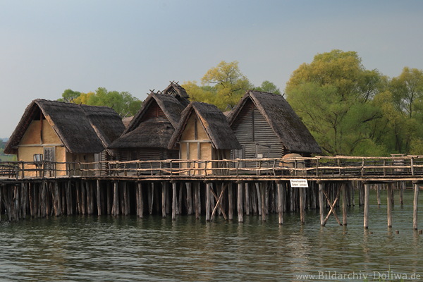 Pfahlbauten Holzhtten im Wasser Bodensee Freilichtmuseum Unteruhldingen