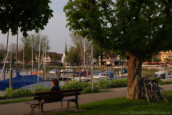 Uhldingen Urlaubsidyll-Bild Yachthafen Bank Frau Kirchenblick von Bodensee-Promenade