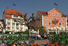 Blumenpromenade Insel Lindau bunte Hotels Urlaubsfeeling in Tulpenreihen