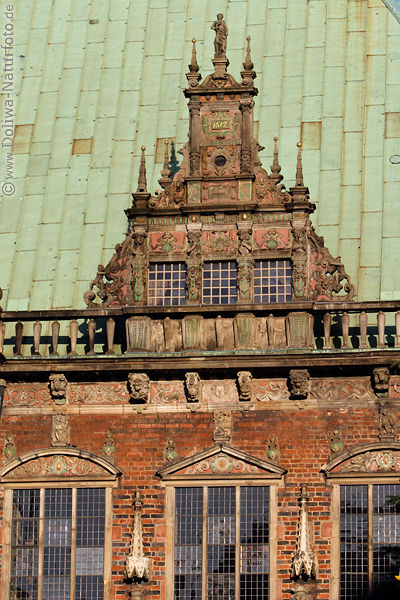 Rathausfassade seitlicher DekorGiebel Wimperge Ornamente