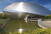 1700102_ Universum Bremen silbernes Gebäude ellipsenförmig wie Muschel in Wasser Fotografie
