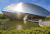 Bremer Universum Foto silbernes Gebäude glänzt wie Raumschiff in Wasser eingetaucht
