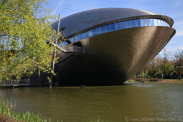 Universum Bremen futuristisches Gebäude wie Raumschiff-Kapsel in Wasser