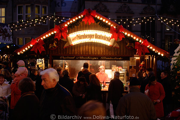 Bremer Adventstand: N�rnberger Bratw�rste am Weihnachtsmarkt Menschen Abendbummel