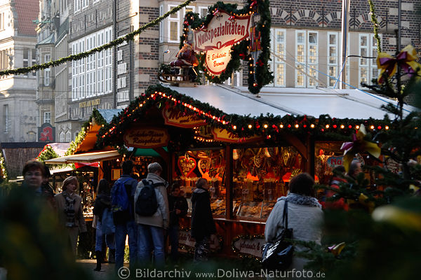 Nuspezialitten am Weihnachtsstand mit Menschen Bummeln in Hansestadt Bremen Lichter