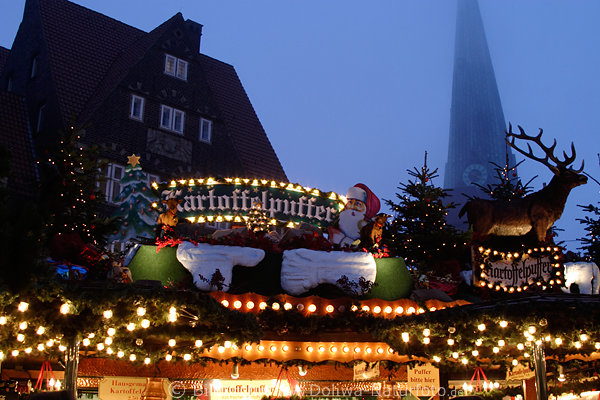 Nikolaus mit Kartoffelpuffer Rentier ber Weihnachtsstand vor Frauenkirche-Turm