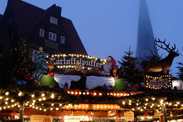 Nikolaus mit Kartoffelpuffer Rentier �ber Weihnachtsstand vor Frauenkirche-Turm