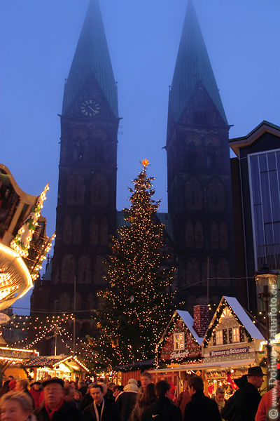 Weihnachtsmarkt vor St. Petri Dom Trme in Bremen