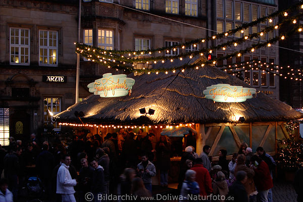 Weihnachtsmarktstand Feuerbowle Bremer Menschenmenge Adventtreffen bei Glhwein