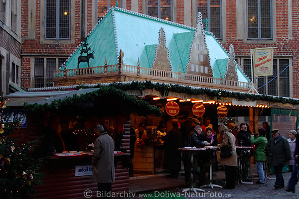 Weihnachtsmarktstand Foto Menschen bei Flammkuchen Glhpunsch in Bremer Innenstadt