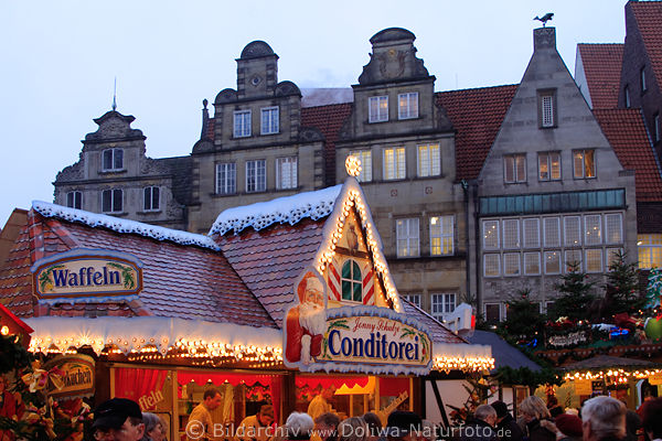 Konditorei mit heissen Waffeln auf Bremer Weihnachtsmarkt in Adventzeit