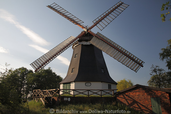 Alte Worpsweder Mhle Windflgel Frontansicht Nahaufnahme auf Erdhgel im Seitenlicht