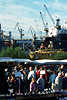 2894_ Fischmarkt Foto, Menschen bummeln vor Werftkränen, Hamburger Hafenmarkt Besucher bei Bummel am Hafen, an Kränen der Werft