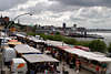 53994_ Hamburg Fischmarkt Foto lange Einkaufsstände am Elbeufer mit Landungsbrücken Blick und Elbbrise