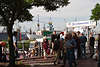 54820_ Zahlreiche Besucher beim Fischmarkteingang in Foto, Hamburger Fischmarkt Gäste an Hafenpromenade