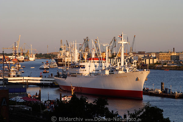 Cap San Diego Museumsschiff, Hamburger Hafen, berseebrcke, Werft, Elbblick, Abendstimmung