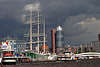 51772_ Hamburger Hafen Foto mit Schiffen am Baumwall, Landungsbrücken & Sandtorkai mit HTC-Turm