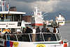 51838_ Passagiere auf Schiffsdeck mit Hafenpanorama auf Elbe & Hamburger Schiffe in Hafen Foto: Cap San Diego